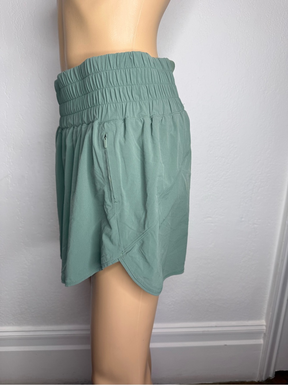 Outdoor Voices Womens Lightspeed 4” Shorts In Laurel Green Size Large - Picture 3 of 9